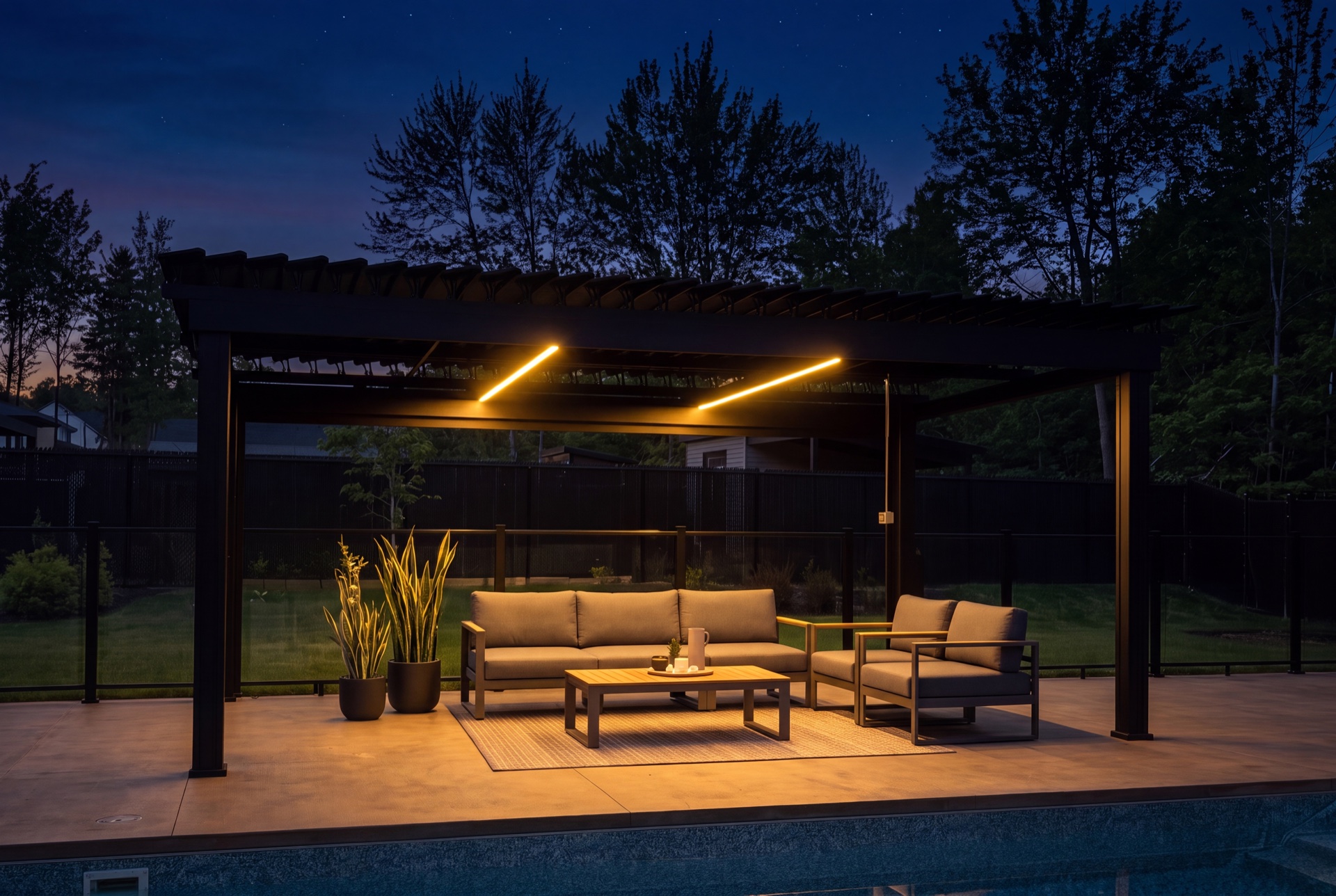 Terrasse avec pergola dont l'éclairage DEL est allumé, le soir (après)