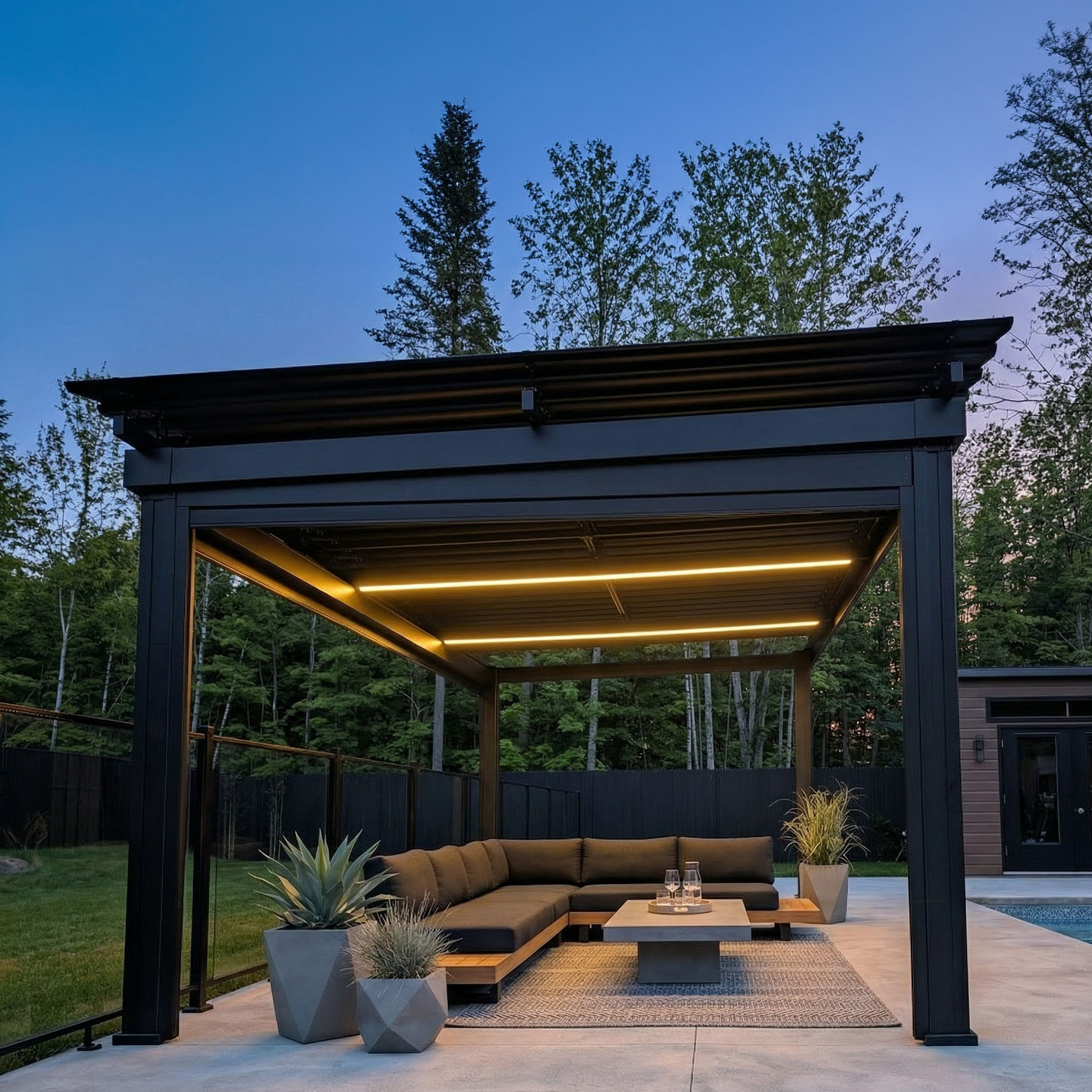 Pergola en aluminium noir avec éclairage DEL chaleureux, mobilier de salon et piscine au crépuscule