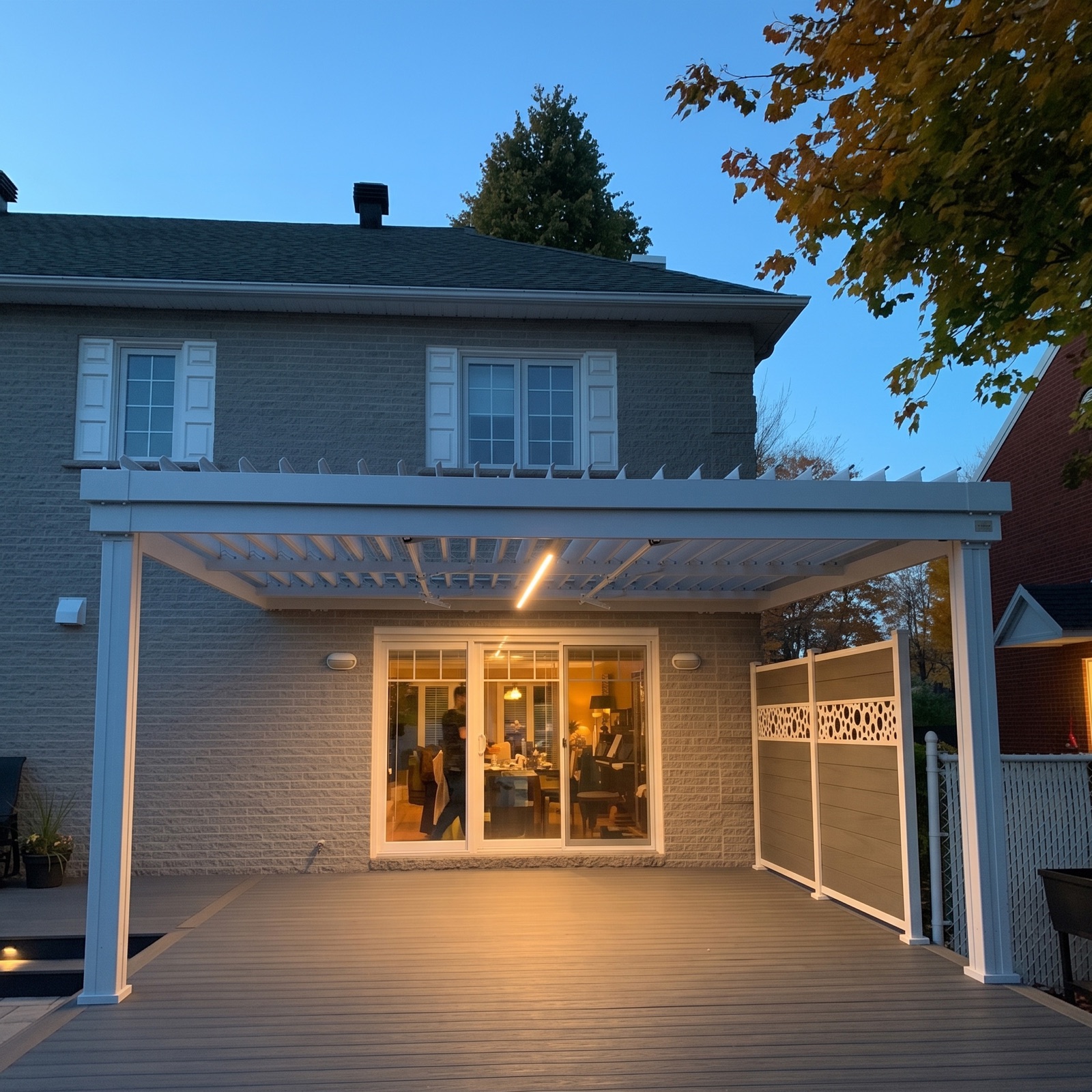 Pergola blanche avec bande DEL intégrée sous les poutres et filage dissimulé, terrasse éclairée au crépuscule
