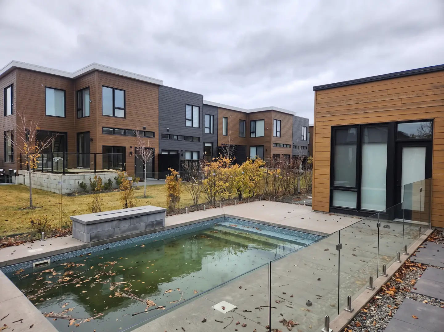 Avant - Cour de ville et piscine, Sainte-Julie · Rive-Sud