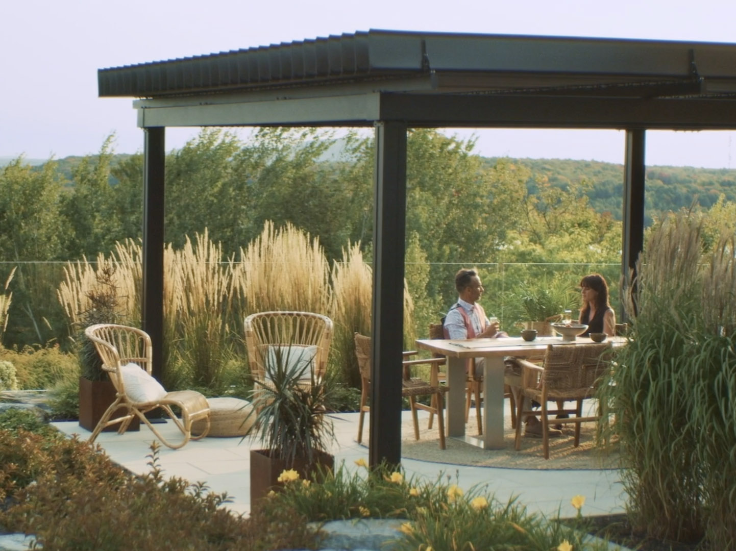 Couple dînant sous une pergola à lames orientables SunLouvre Pergolas