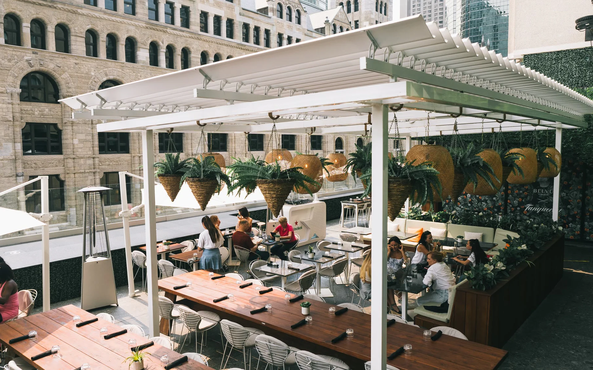 Terrasse du restaurant Belvu au centre-ville de Montréal, sous une pergola SunLouvre Pergolas à lames orientables blanches