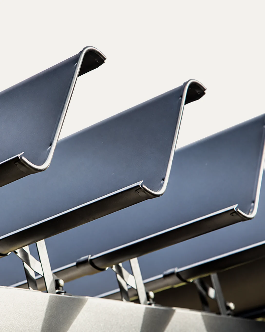 Gros plan des lames orientables en aluminium d'une pergola SunLouvre Pergolas, ouvertes sur le ciel