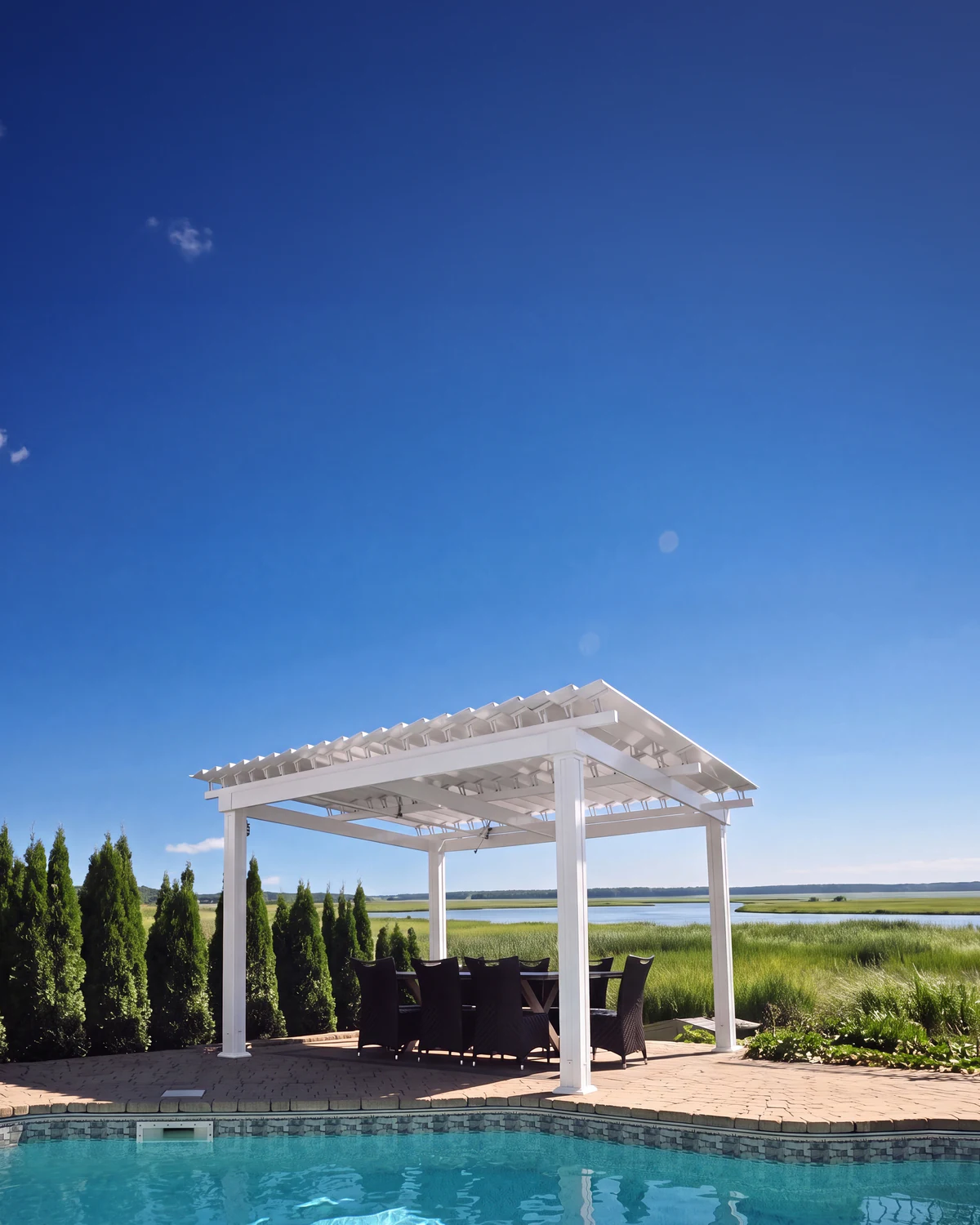 Pergola Classique blanche au bord d’une piscine, vue sur le marais