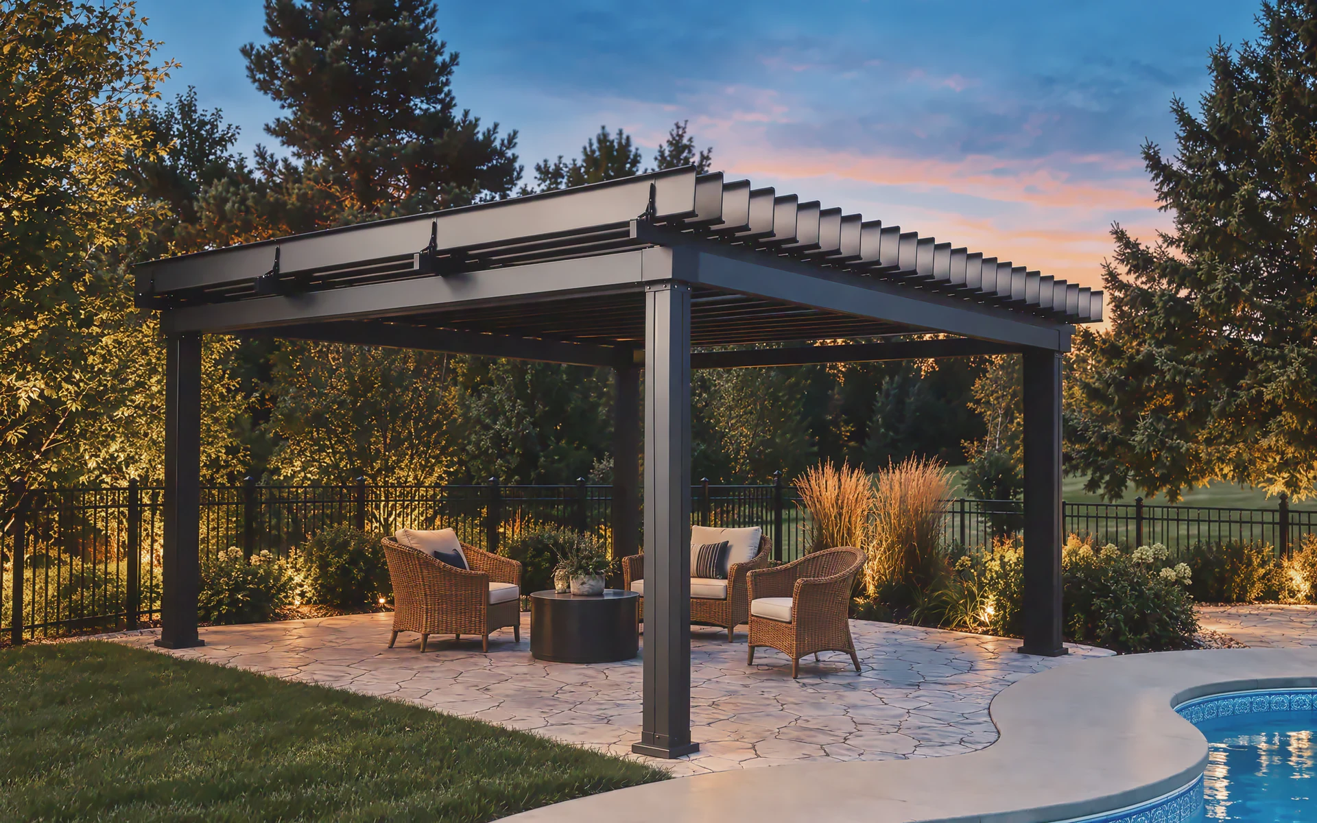 Pergola Classique noire autoportante au bord d'une piscine, coin salon éclairé au crépuscule