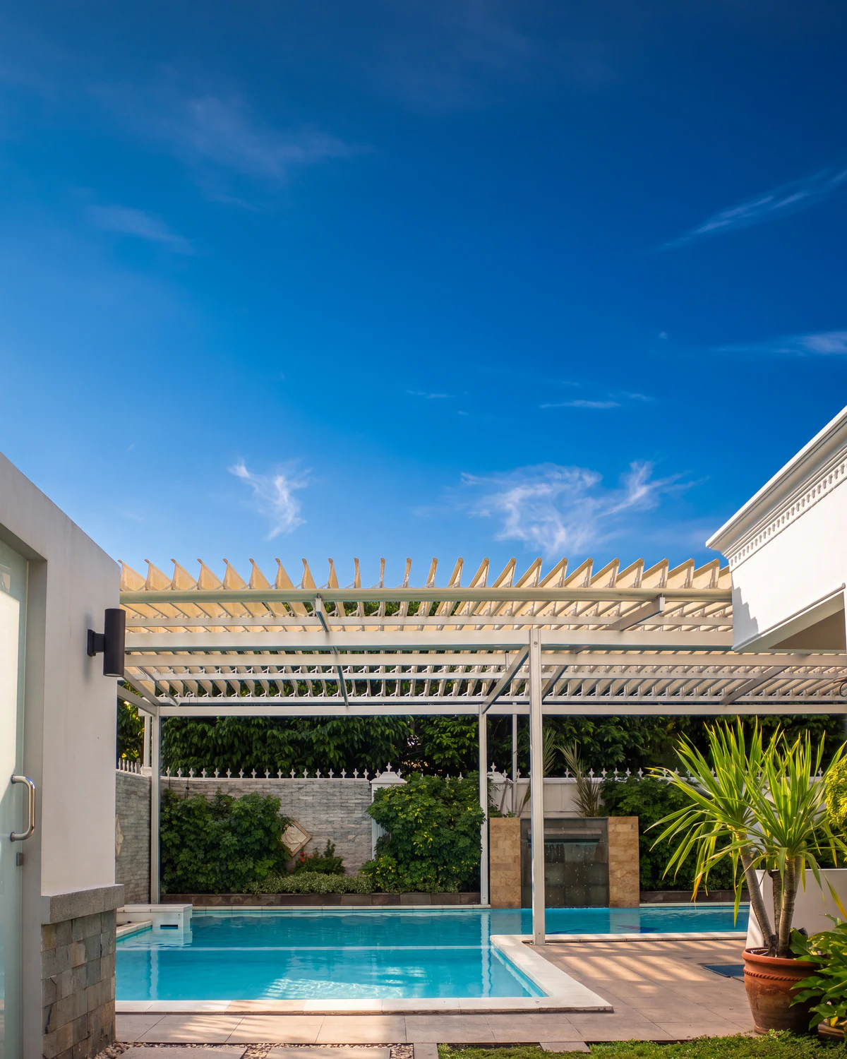 Pergola Classique beige au-dessus d’une piscine