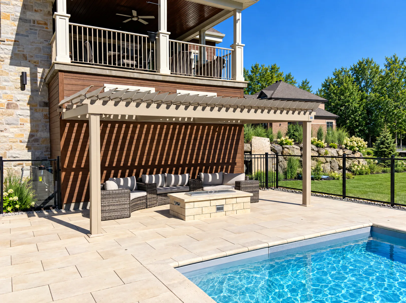 Pergola Classique SunLouvre Pergolas couleur sable au-dessus d'un salon extérieur, au bord d'une piscine