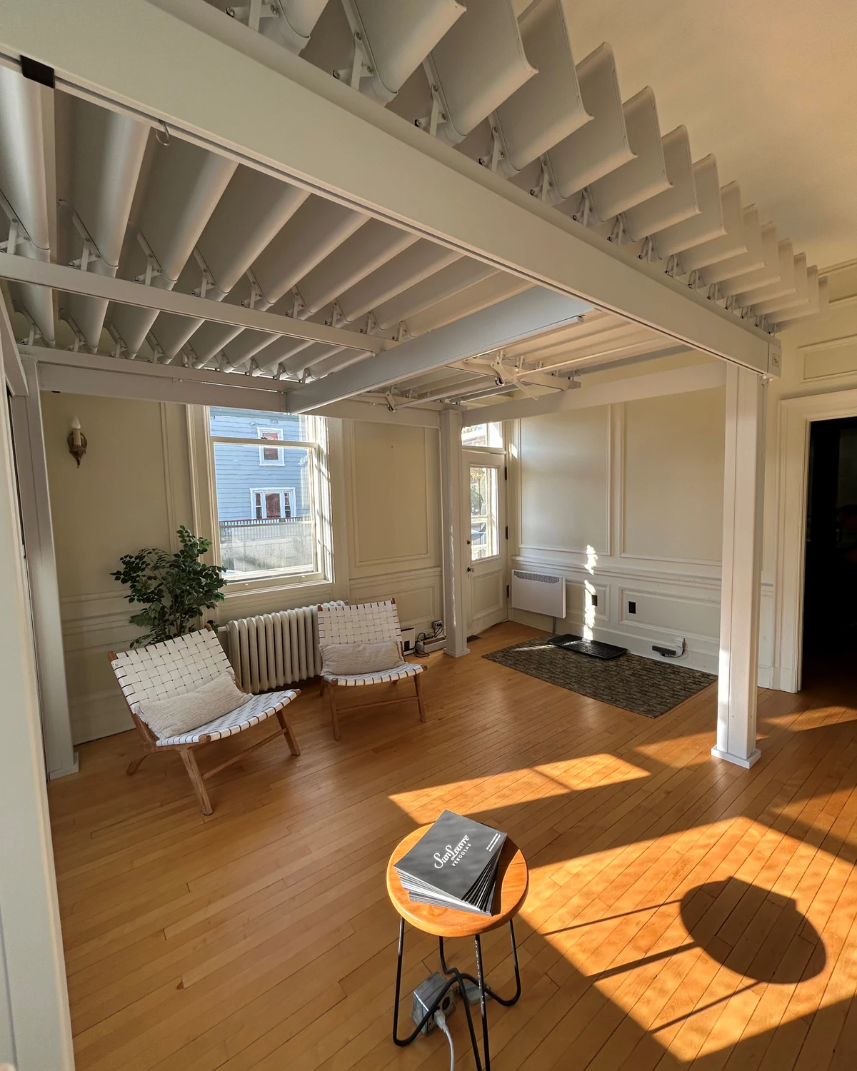 Intérieur de la salle de montre d'Ottawa/Gatineau, structure de pergola exposée au plafond