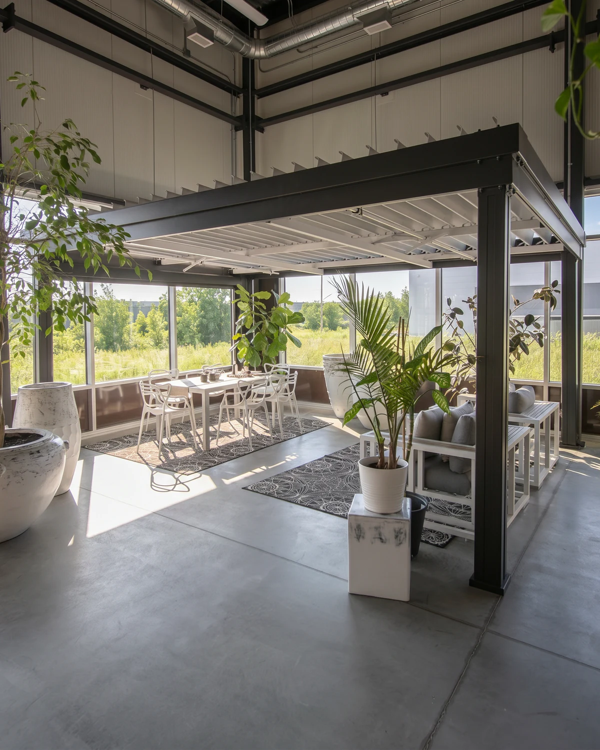 Intérieur de la salle de montre de Granby, pergola SunLouvre Pergolas exposée sous verrière