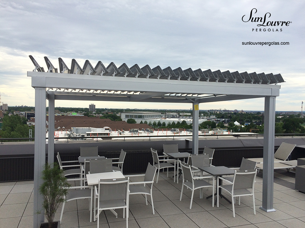 SunLouvre Pergolas commerciale sur toit terrasse, 100% aluminium, lames orientables, bioclimatique - image 033