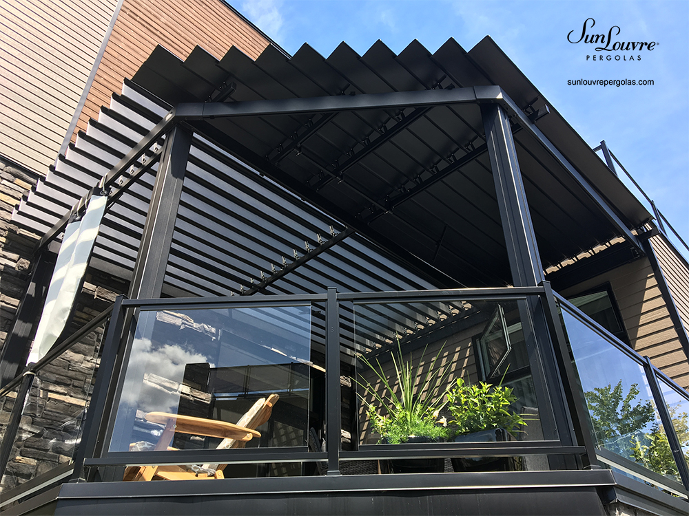 SunLouvre Pergolas, special residential project with angle, attached to the wall, adjustable louvered roof pergola, 100% aluminum - image 0602