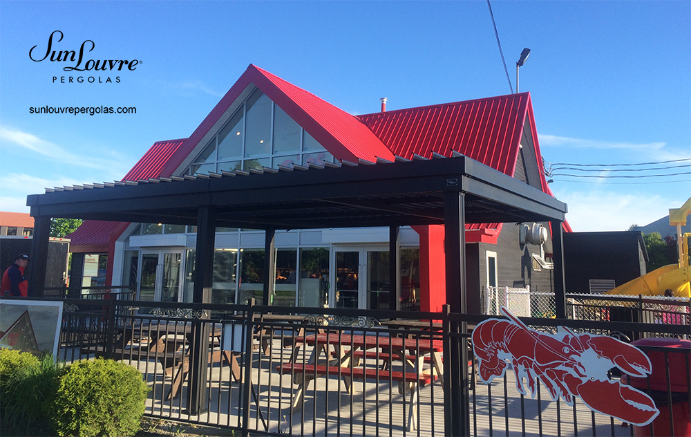 SunLouvre Pergolas commerciale, terrasse du restaurant Patates Plus à Québec, 100% aluminium, lames orientables, pergola bioclimatique - image 096