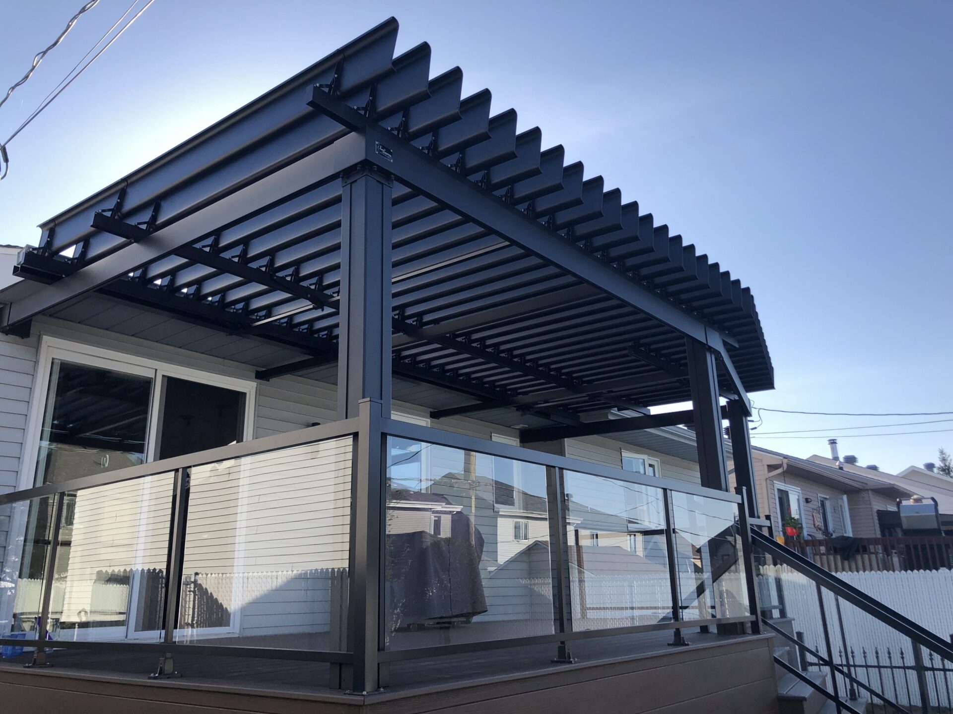 pergola, pergola bioclimatique, pergola avec toit en angle