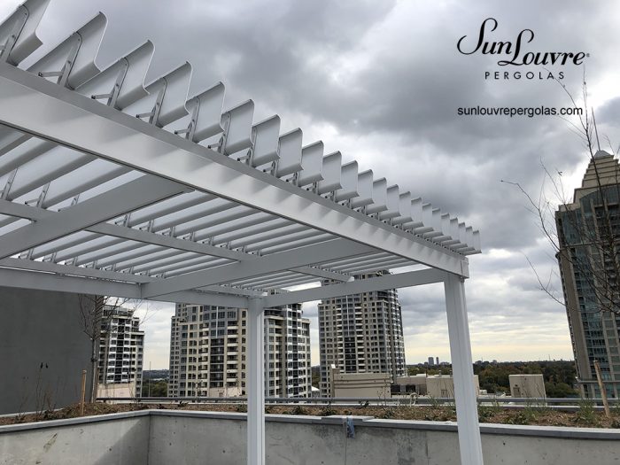 Pergola en aluminium avec toit de lames orientables, pergola modèle Classique offrant une protection contre le soleil et la pluie - image 0129