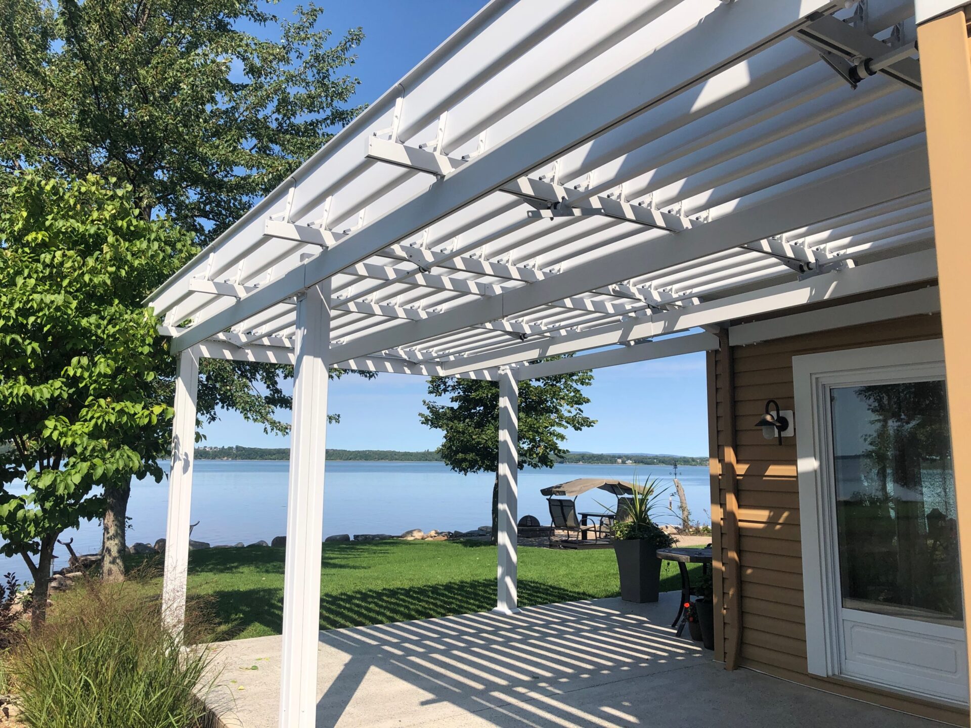 sunlouvre-pergolas-waterside-terrace-2039