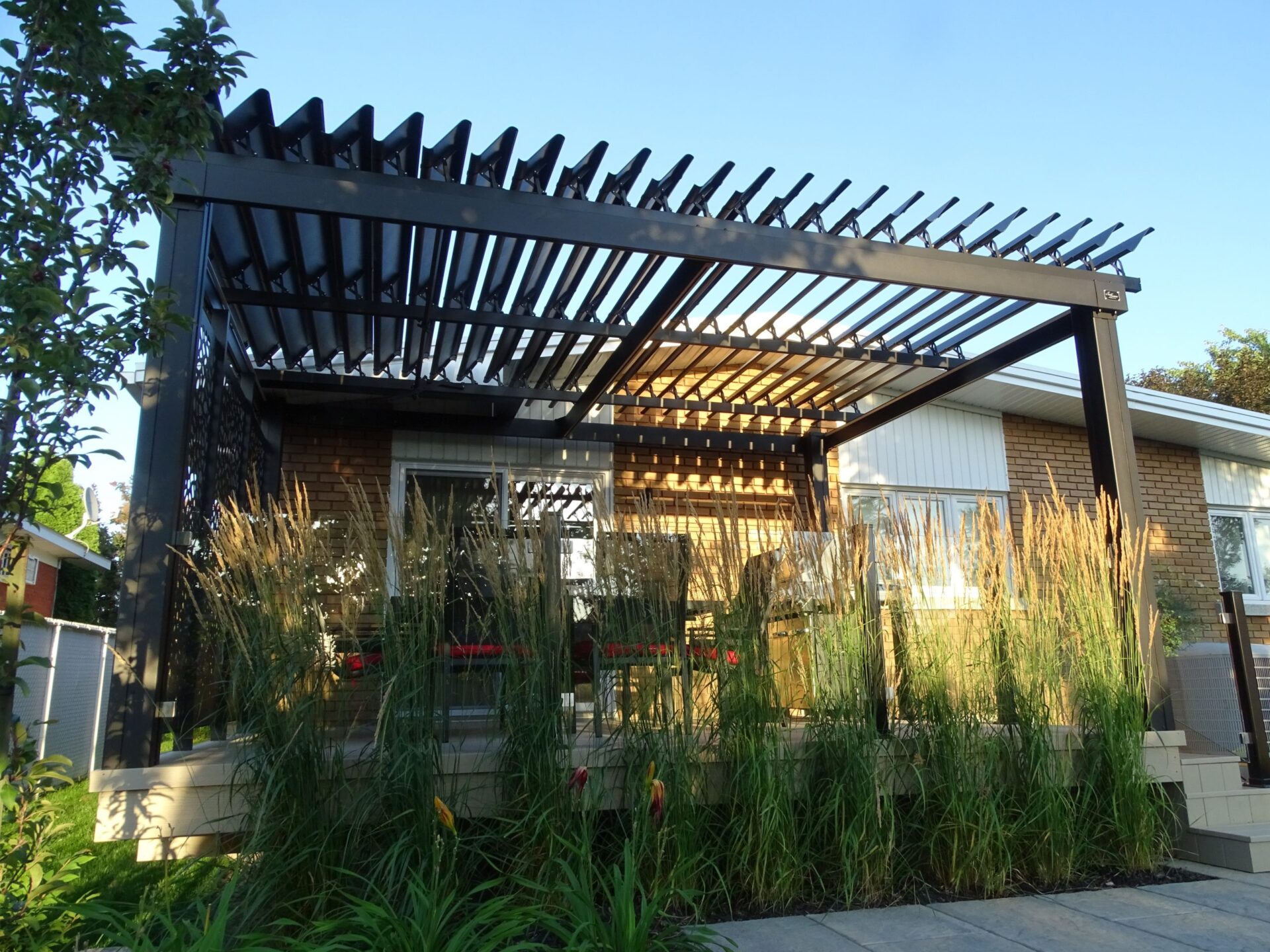 sunlouvre-pergolas-classic-roof of louvers-2002