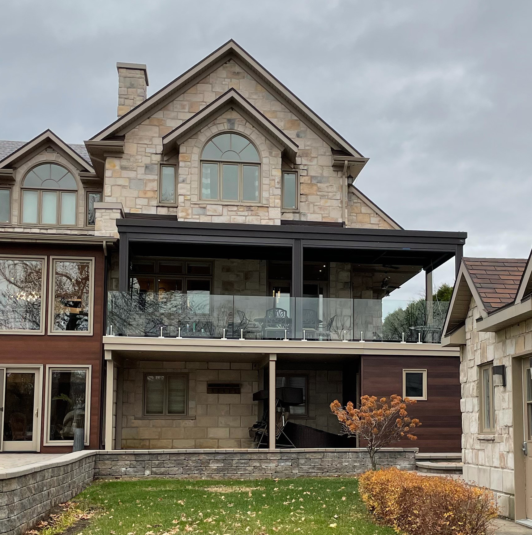 sunlouvre-pergolas-floor-glass-railings-5027