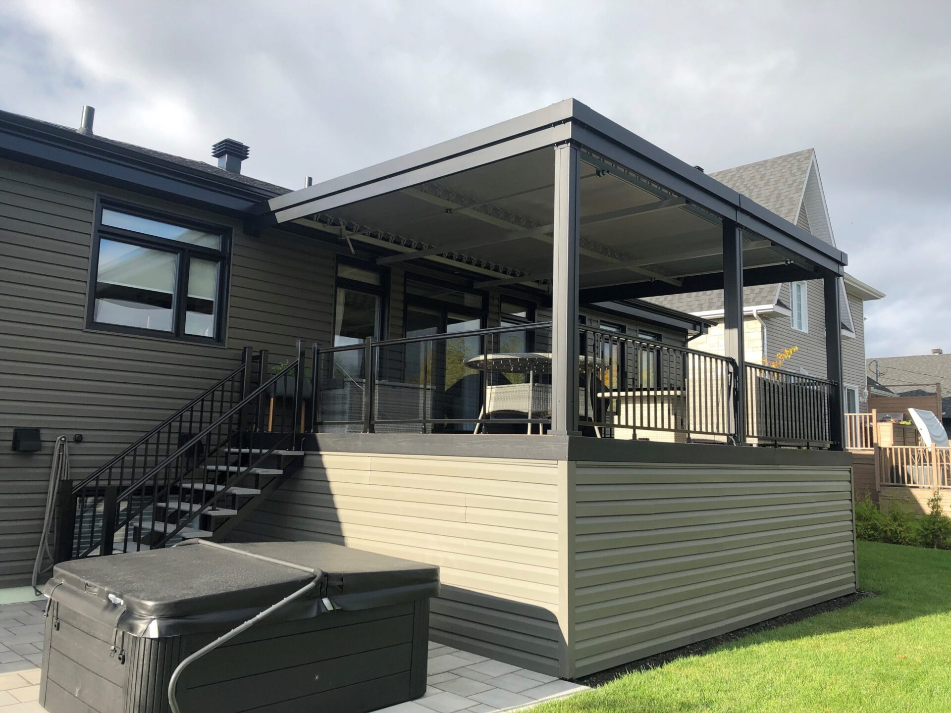 sunlouvre-pergolas-grey-attached-house-5017