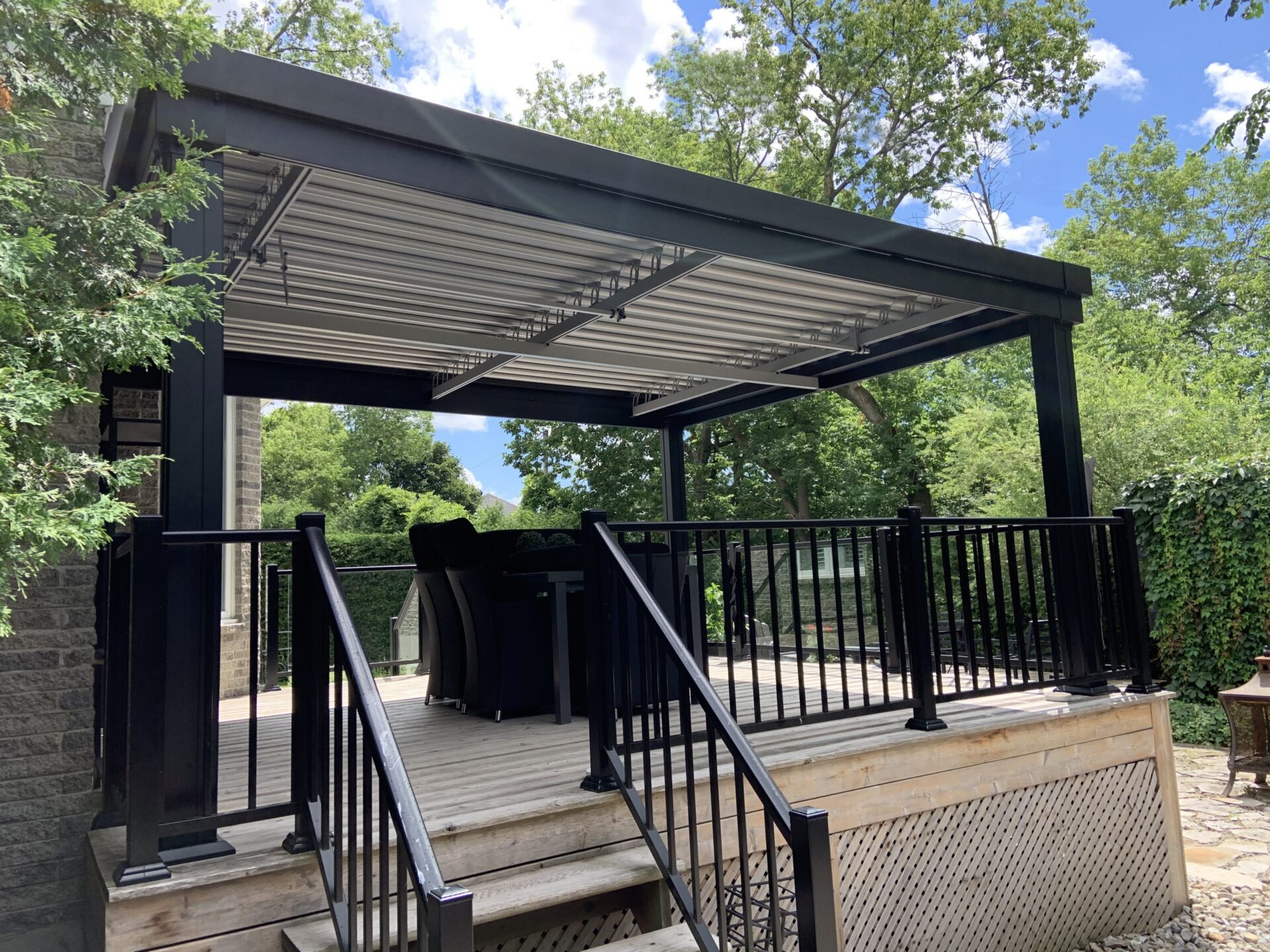 sunlouvre-pergolas-Integrated-Louvers-railings-black-5037