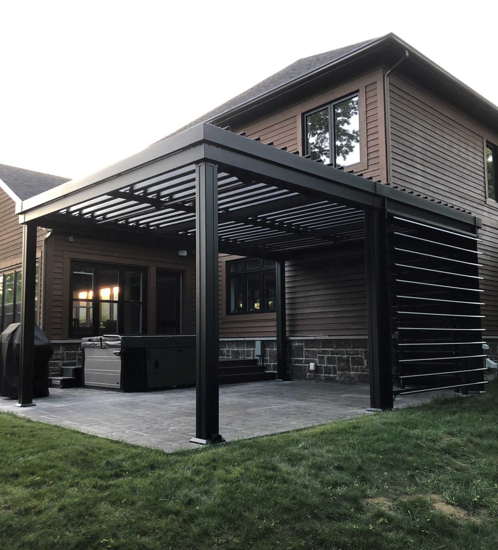 sunlouvre-pergolas-modern-house-privacy wall-5020
