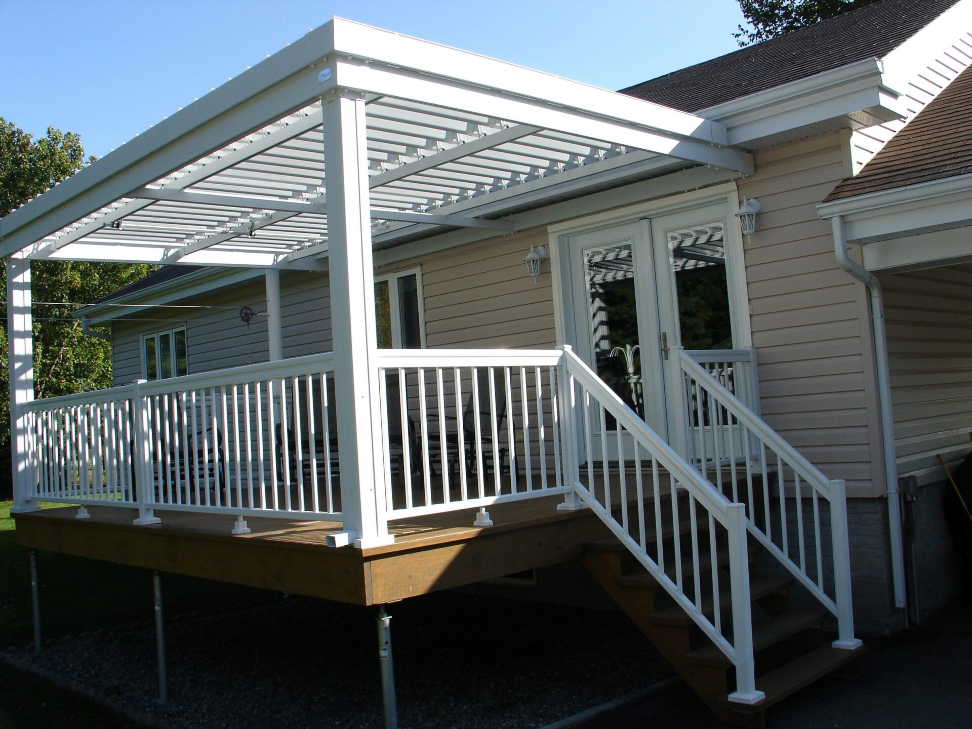 sunlouvre-pergolas-white-model-railings-5029