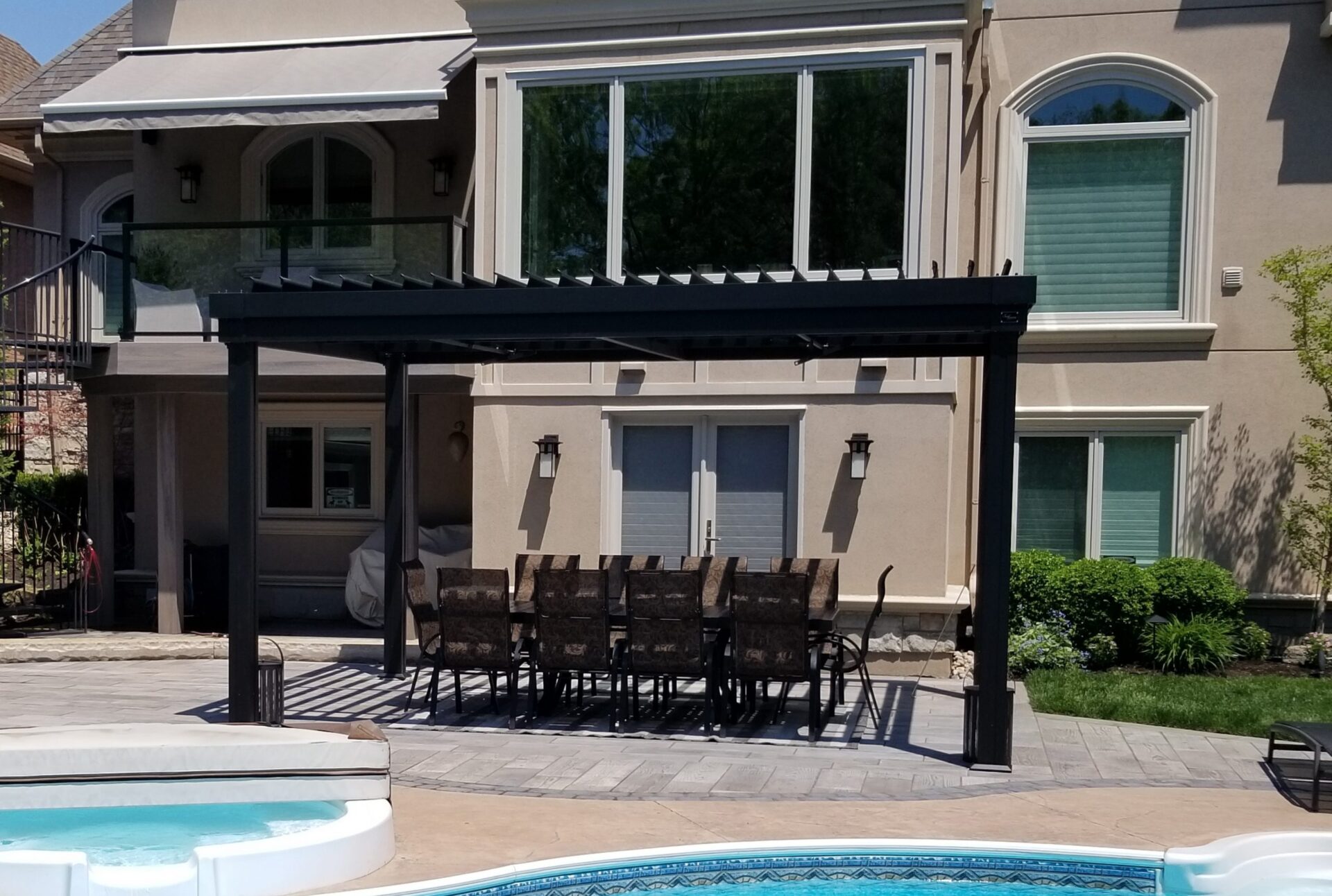sunlouvre-pergolas-black-integrated louvers-5033