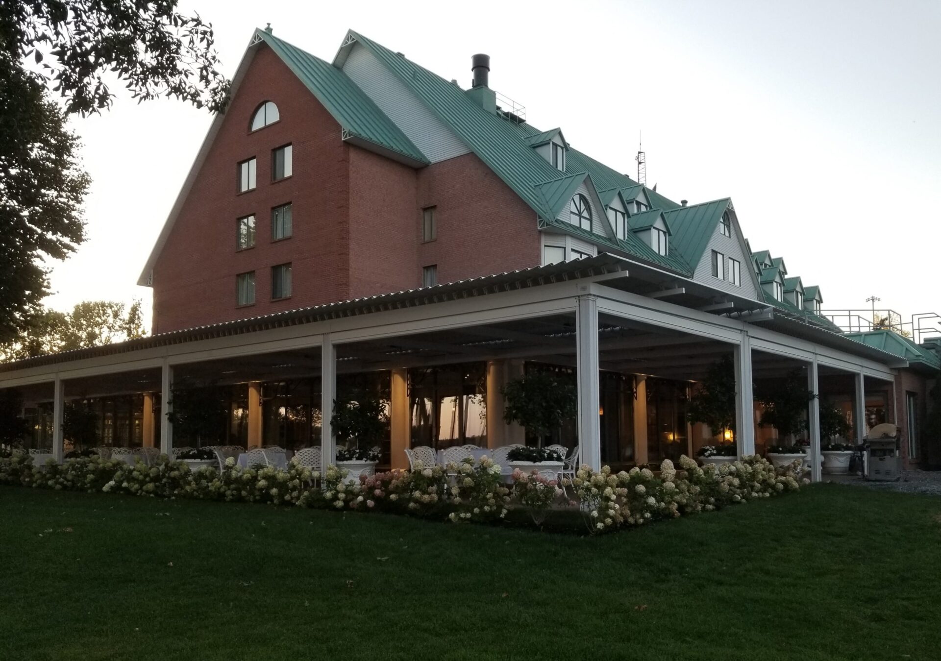 SunLouvre Pergolas at Chateau Vaudreuil Hotel