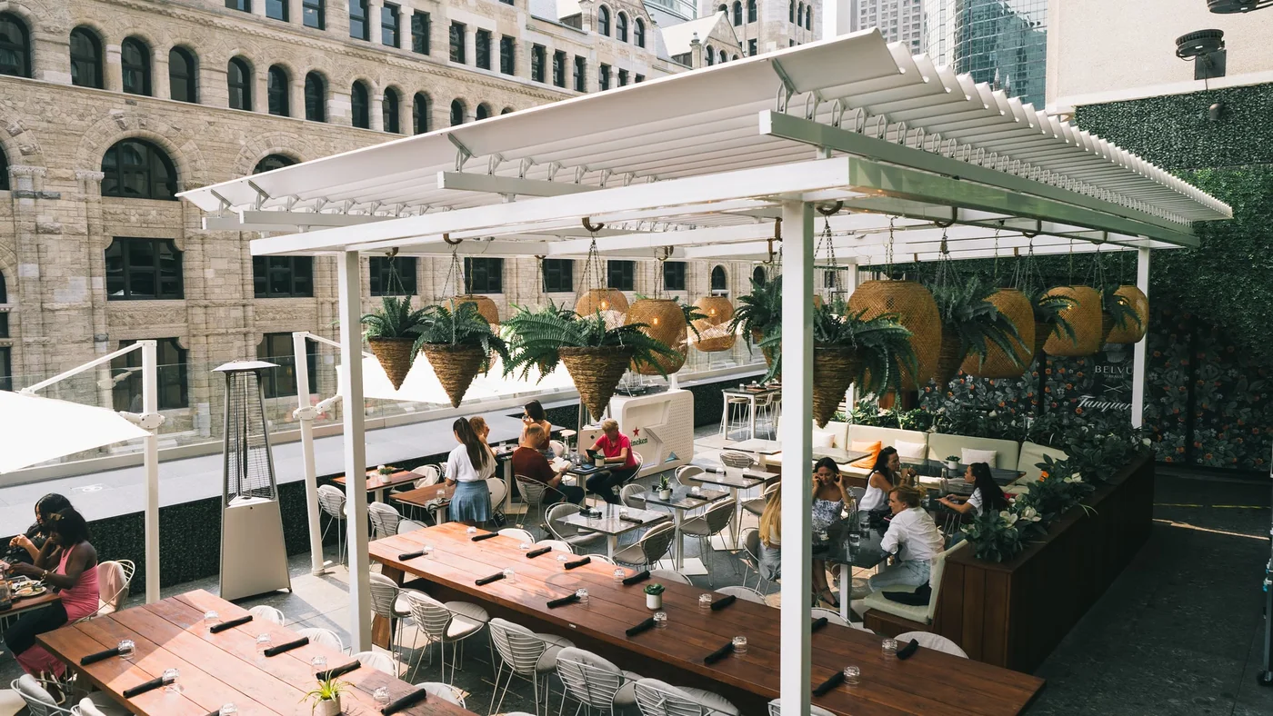 Restaurant Belvu in Montreal with its patio covered by a white SunLouvre Pergolas