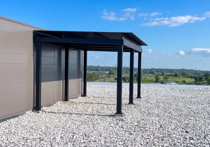 Pergola noire et ses panneaux brise-vue sur le toit, Affiniti à Saint-Bruno-de-Montarville