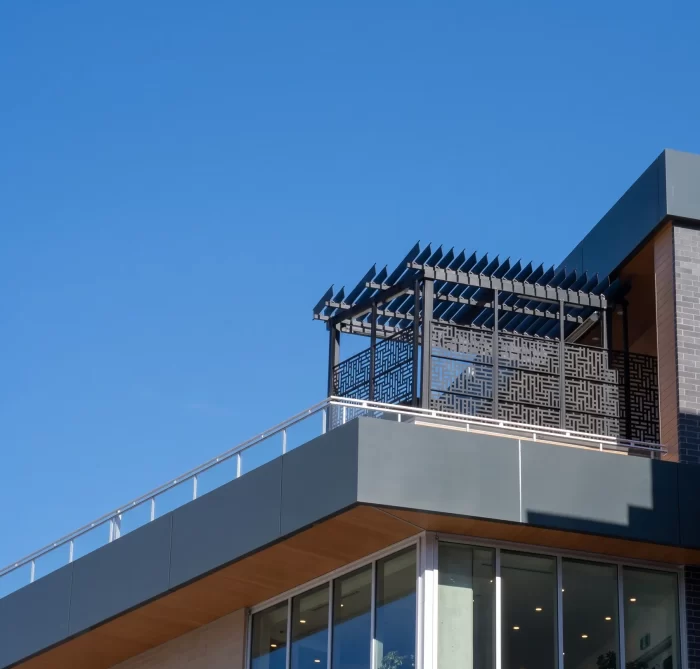 Pergola noire sur la terrasse de toit de l'immeuble, Agora C5 à Gatineau