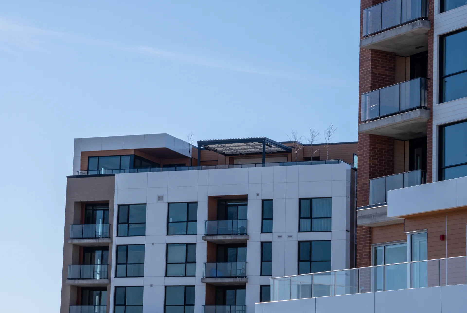 Pergola on the residential building's roof, Agora 3 in Gatineau