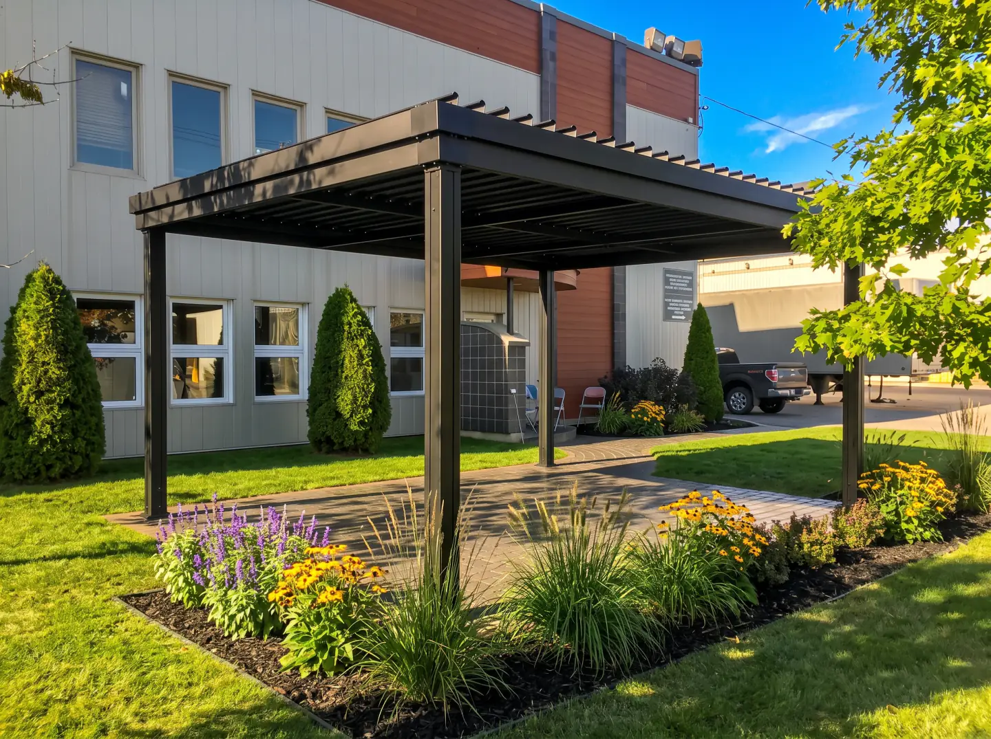 Dark pergola over the walkway and its landscaping, Amex Bois-Franc in Plessisville