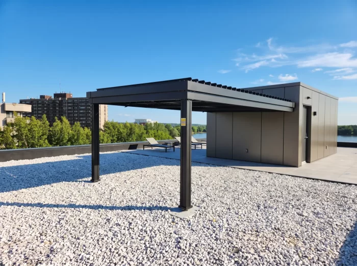 Pergola noire sur le toit de gravier avec vue dégagée, Aqua Riva à Pierrefonds