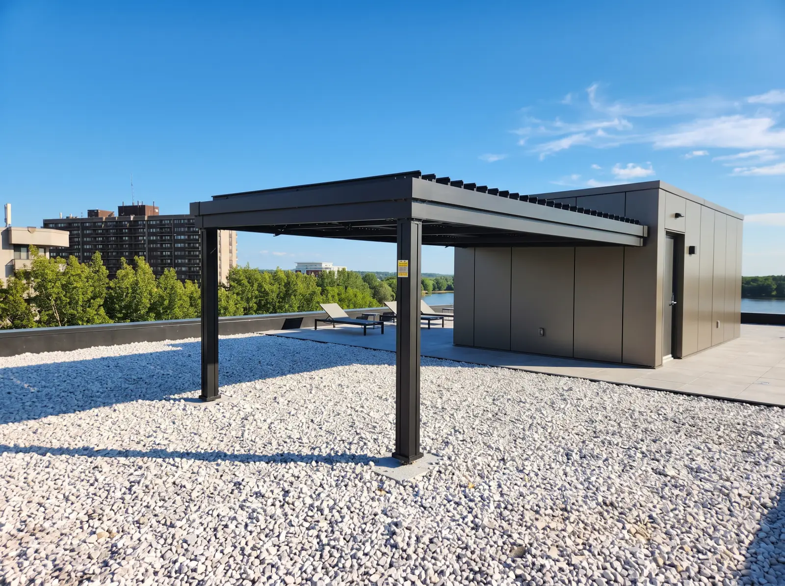 Pergola noire sur le toit de gravier avec vue dégagée, Aqua Riva à Pierrefonds