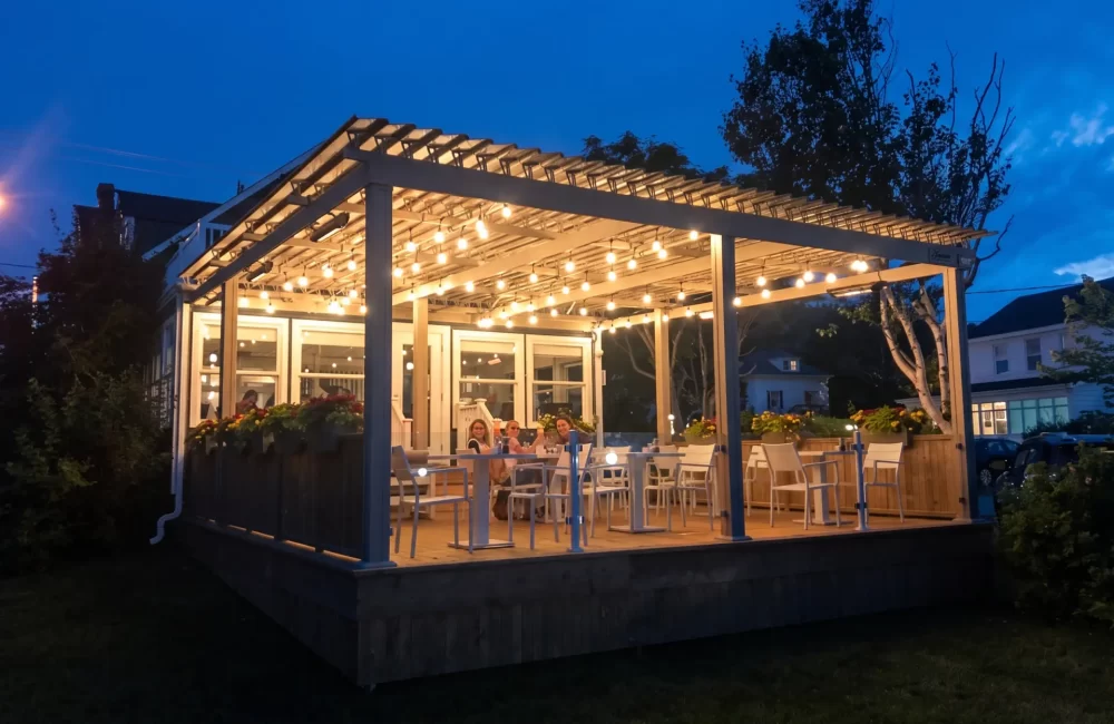 Auberge Les 3 Soeurs — pergola à Percé
