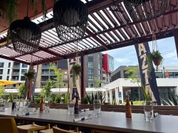 Comptoir sous la pergola rouge et ses suspensions végétales, AZTA Taquéria à Gatineau