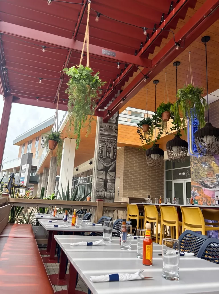 Tables dressées sous la pergola rouge, AZTA Taquéria à Gatineau