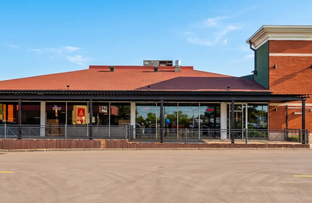 Barbies Resto Bar Grill — pergola à Brossard