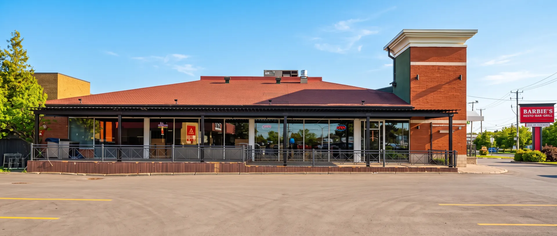 The building and its covered terrace seen from the parking lot, Barbies Resto Bar Grill in Brossard