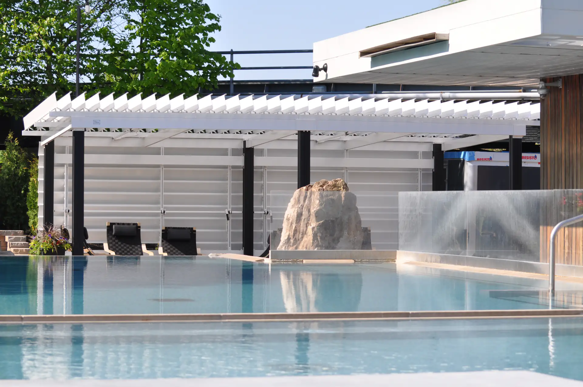 Pergola blanche au bord du bassin extérieur, Bota Bota Spa à Montréal