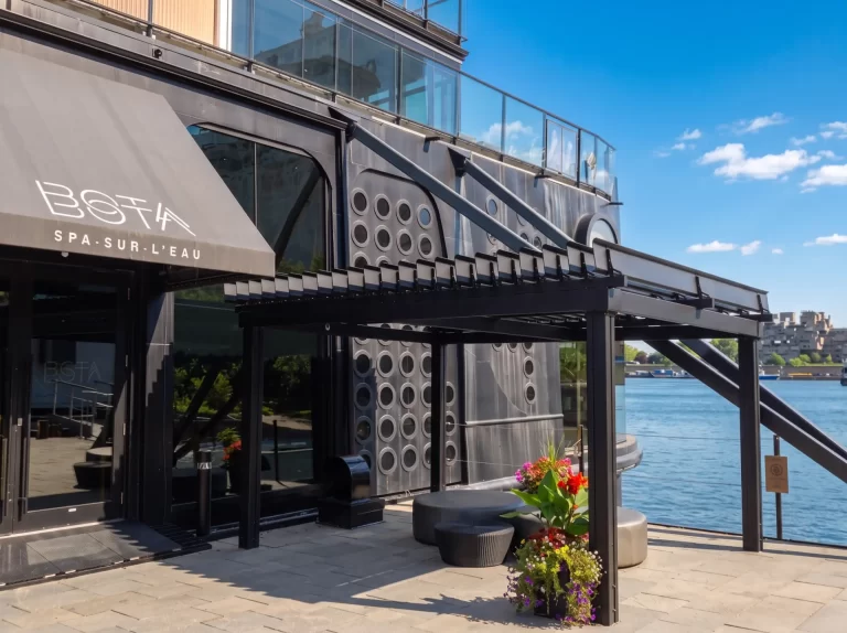 Pergola noire à l'entrée du spa sur le fleuve, Bota Bota Spa à Montréal
