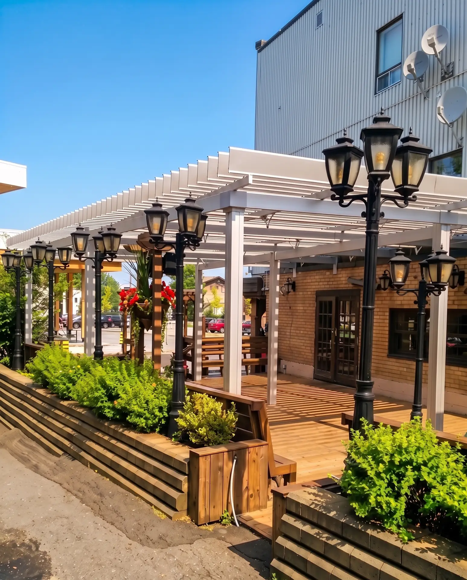 Pergola blanche au-dessus de la terrasse d'entrée et ses lampadaires, La Voie Maltée à Chicoutimi
