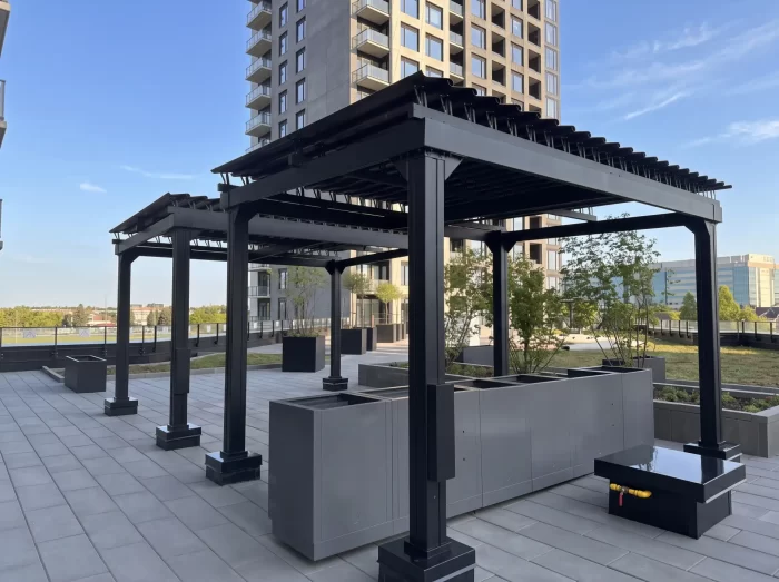 Pergolas noires et bacs à plantes sur la terrasse de toit, Centrepointe Collective à Ottawa