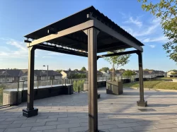 Pergola noire de la terrasse de toit surplombant le quartier, Centrepointe Collective à Ottawa