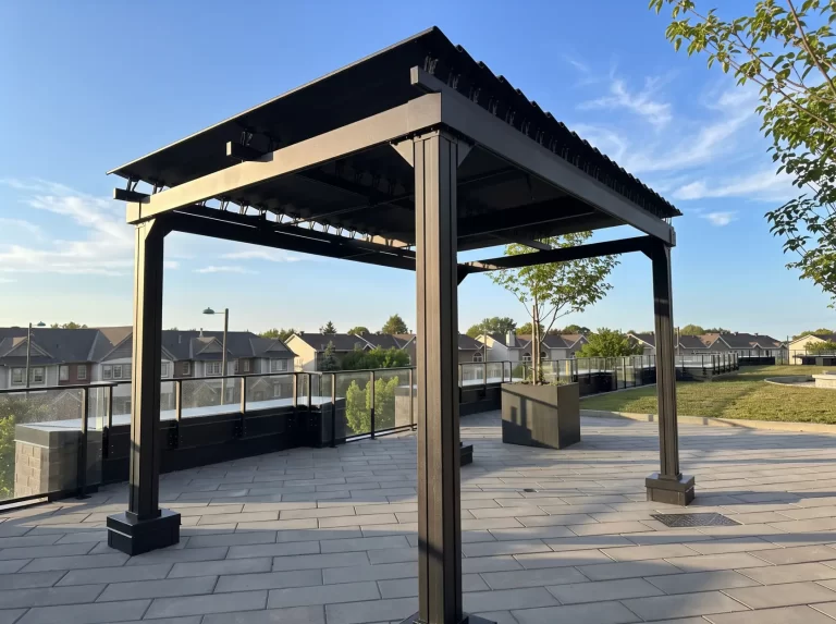 Pergola noire de la terrasse de toit surplombant le quartier, Centrepointe Collective à Ottawa