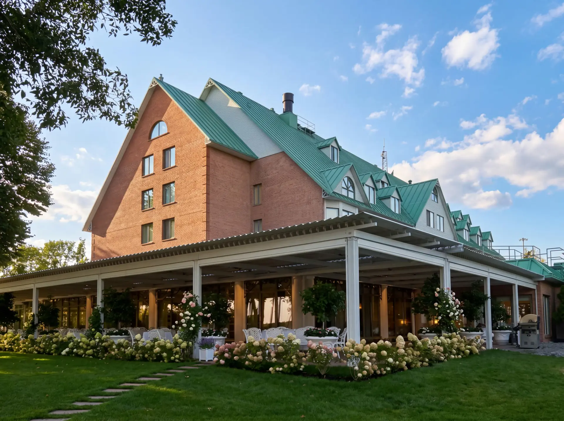 Long white pergola along the façade and its gardens, Château Vaudreuil in Vaudreuil-Dorion