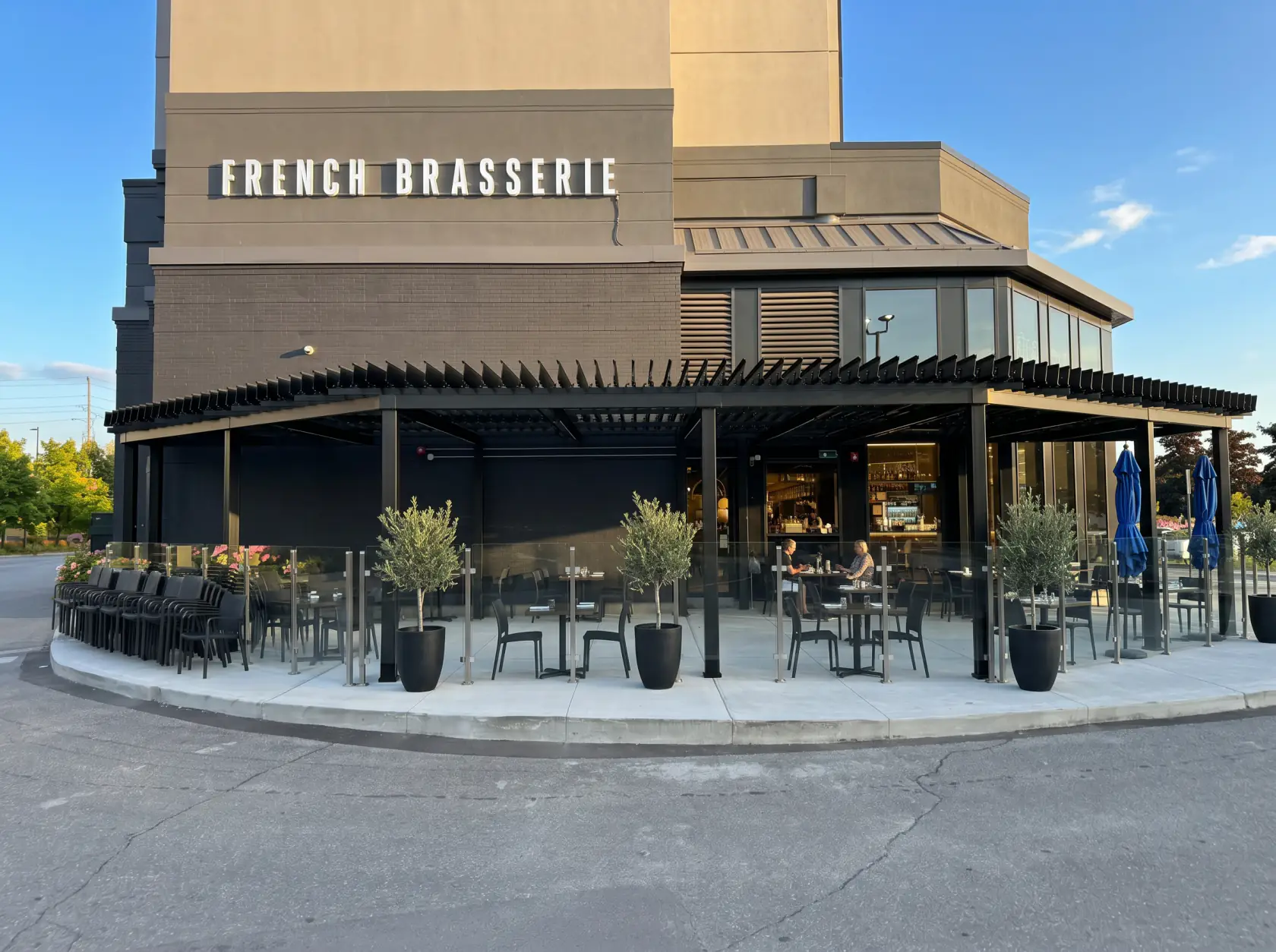 Pergola noire au-dessus de la terrasse de la brasserie, Chez Lionel à Kanata, Ottawa