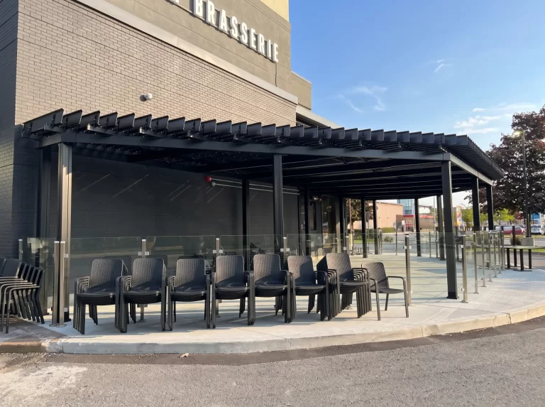 Terrasse et chaises grises sous les lames noires, Chez Lionel à Kanata, Ottawa