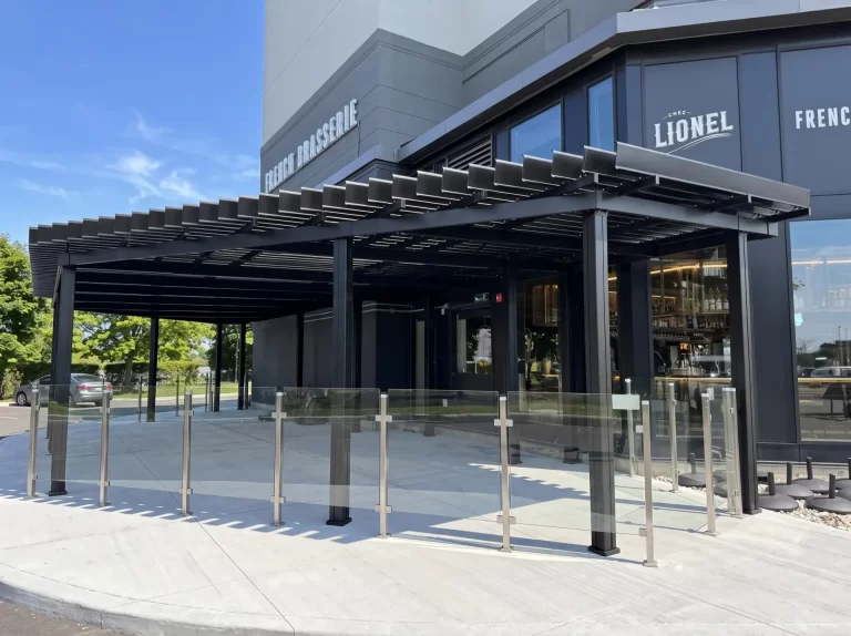 Terrasse vitrée à l'entrée de la brasserie, Chez Lionel à Kanata, Ottawa
