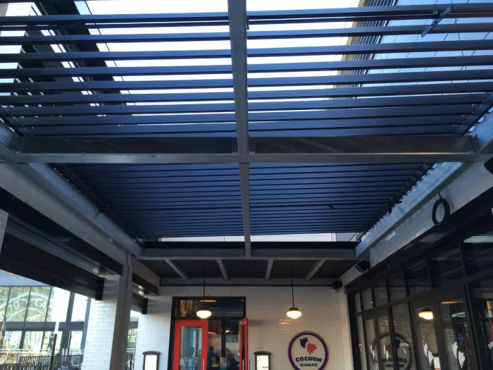 Lames noires vues de dessous sur la terrasse, Restaurant Cochon Dingue à Québec